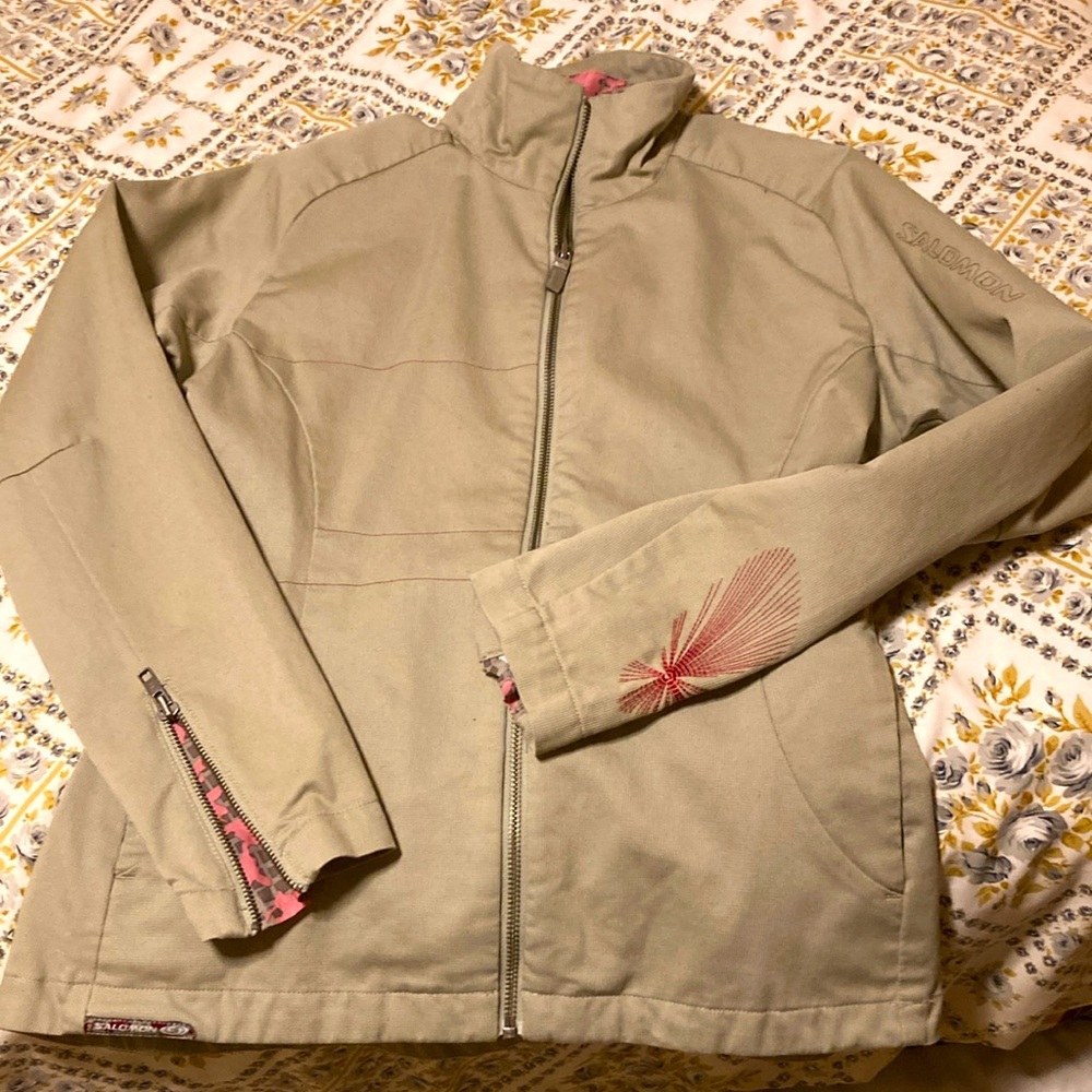 Salomon light green zip-up jacket with bright-pink embroidered trim, EUC, M